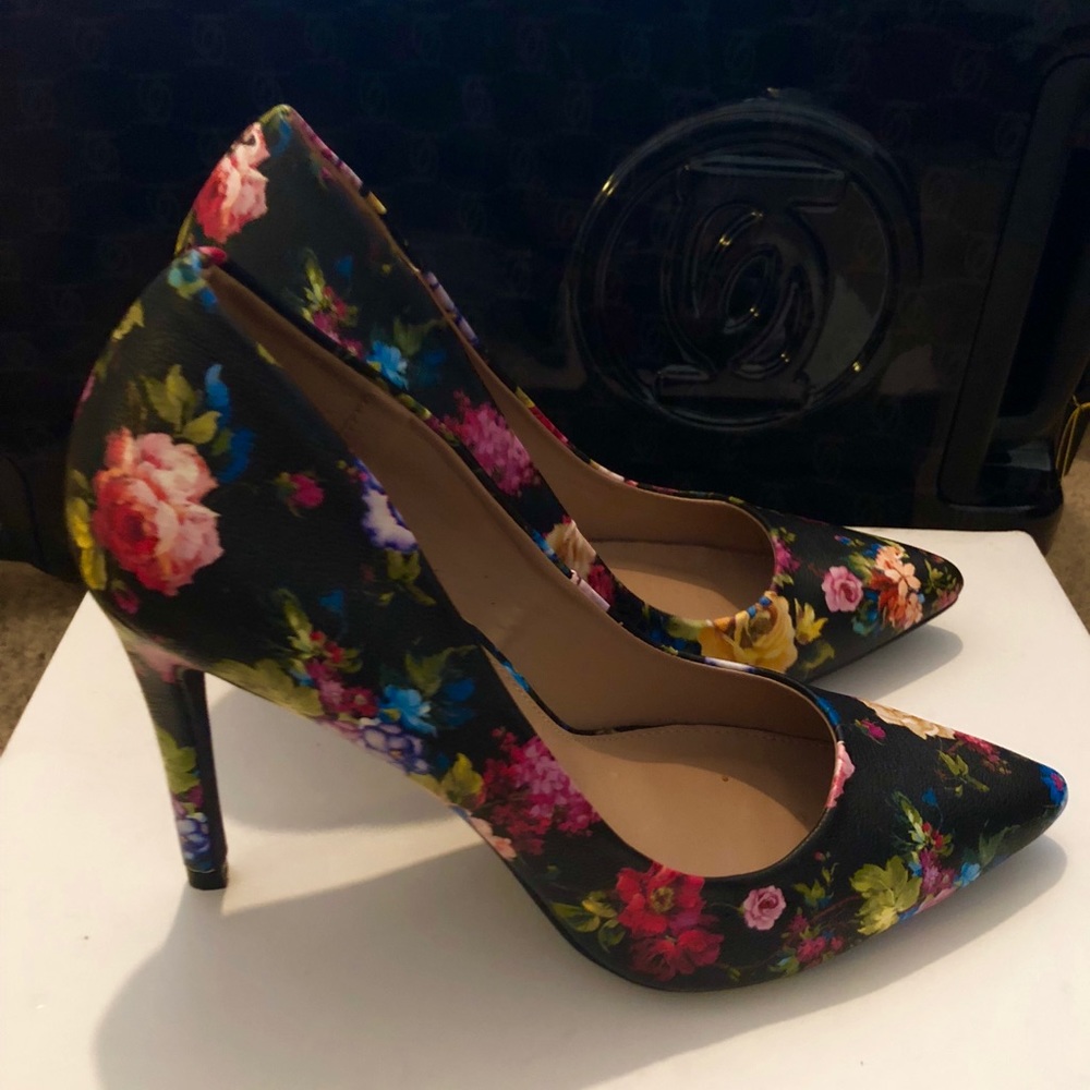 Black Pumps